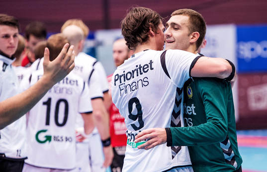 Vladimir Abadzic, målvakt, Redbergslid, kramas om av Lars