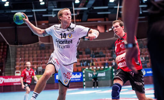 Charlie Sjöstrand, Redbergslid, hoppar för att skjuta