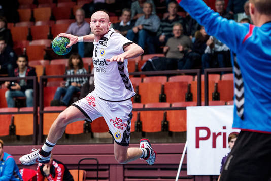 Henrik Lundström, Redbergslid, hoppar och laddar för skott