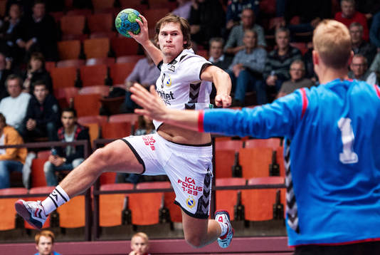 Lars Bernhardsson, Redbergslid, hoppar och laddar för skott
