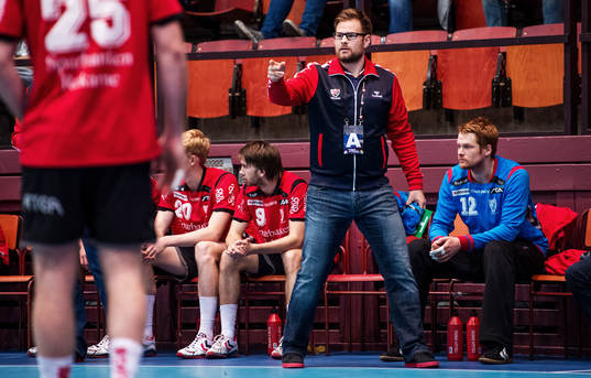 Kristjan Andresson, tränare Guif, gestikulerar till sina