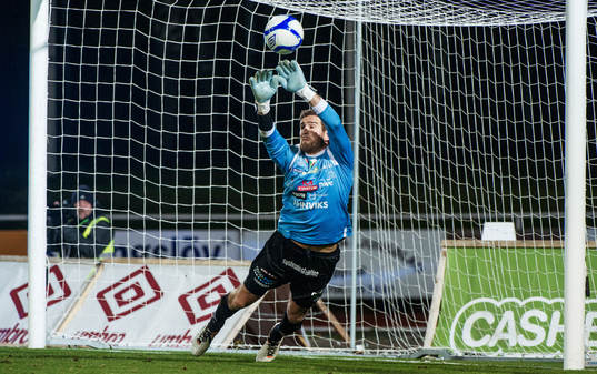 Dan Sadé, målvakt Varberg, räddar bollen
