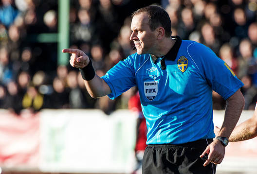 Domare Jonas Eriksson, pekar på en spelare