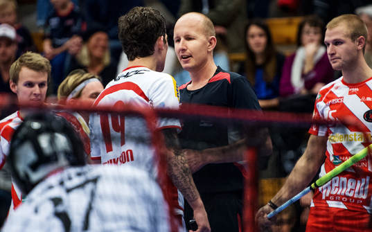 Anton Eriksson, Granlo, pratar med domaren Daniel Skoog