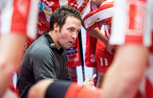 David Jansson, tränare i Pixbo, snackar med laget i