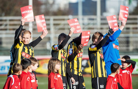 Häckens spelare ger rött kort till rasismen