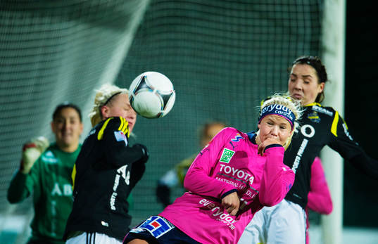 Pernille Harder, Linköping, gör sig beredd att nicka