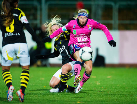 Jonna Andersson, Linköping, tar sig förbi Sarah