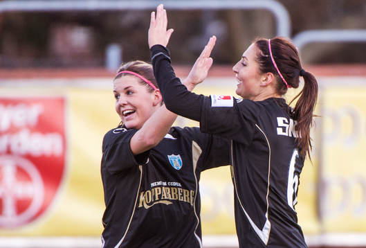 Olivia Schough, gratulerar Anna Ahlstrand, Göteborg