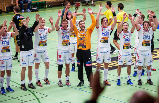 Robert Bladh, målvakt, Drott, och resten av laget  tackar