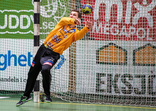 Robert Bladh, målvakt, Drott, räddar ett skott