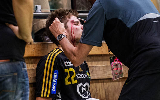 Eric Forsell Schefvert, Sävehof, syr ihop ögonbrynet på