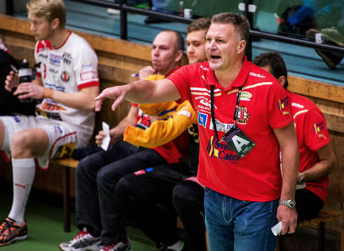 Ulf Sivertsson, tränare Drott, ropar till spelarna
