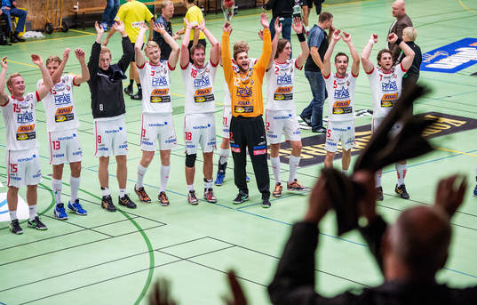 Robert Bladh, målvakt, Drott, och resten av laget  tackar