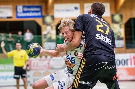 Jesper Adolfsson, Drott, förösker ta sig förbi Kristian