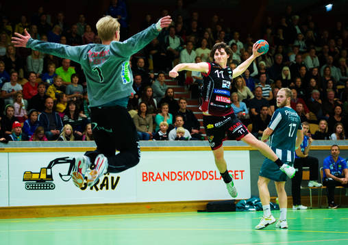 Thomas Varsamis, HK Malmö, skjuter mot Daniel Svensson,