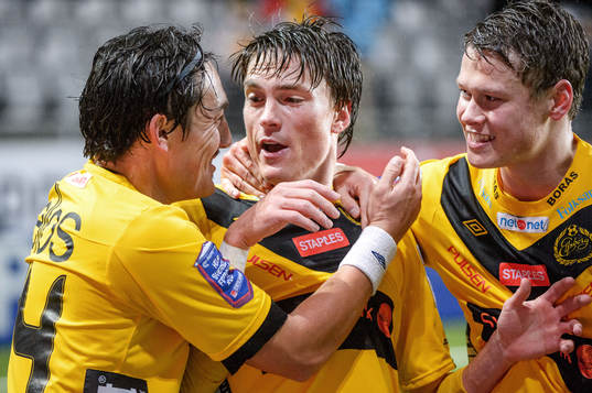 Lasse Nilsson, Elfsborg, gratuleras av Stefan Ishizaki och