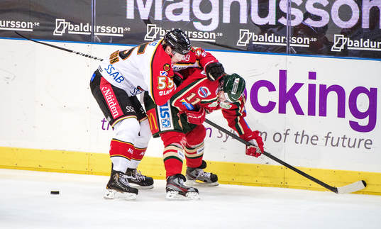 Robin Jacobsson, Luleå, trycker ner Per-Johan Axelsson,