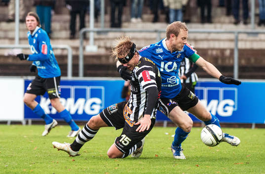 Viktor Ljung, Halmstad, drar ner pannbandet framför