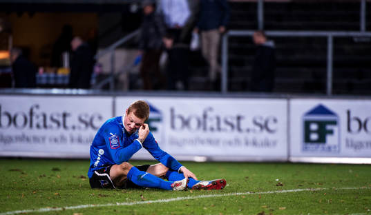 Gudjón Baldvinsson, Halmstad, sitter och deppar på gräset