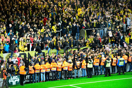 Elfsborgs supportrar försöker ta sig närmre planen för