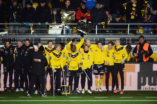 Avbytarbänken i Elfsborg när guldet är klart