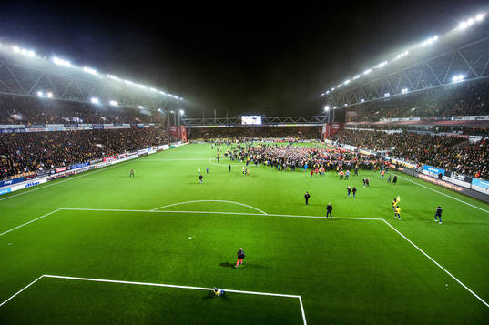 Supportrarna invaderar planen