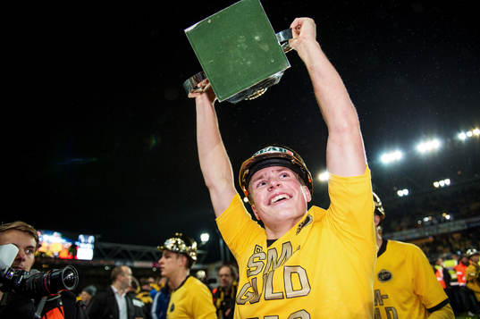 En glad Oscar Hiljemark, Elfsborg, höjer pokalen över