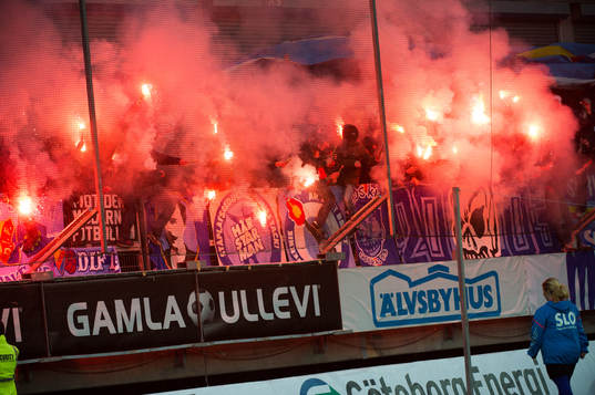 Bengaler tänds av Djurgårdsklacken innan matchstart