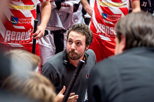 David Jansson, tränare Pixbo, snackar med laget