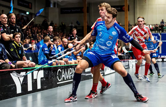 Mattias Wallgren, Warberg, täcker undan en Pixbospelare