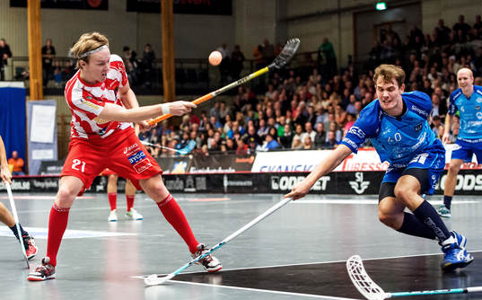 Patrik Malmström, Pixbo, skjuter på täckande klubba