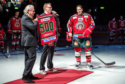 Joel Lundqvist, Frölunda, gör sin 500:e match och får en