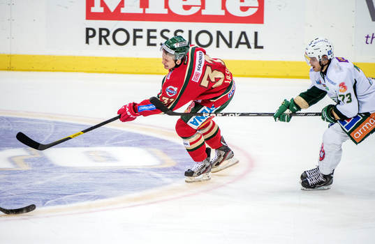 Anton Grundel, Färjestad, smäller till Nicklas Lasu,