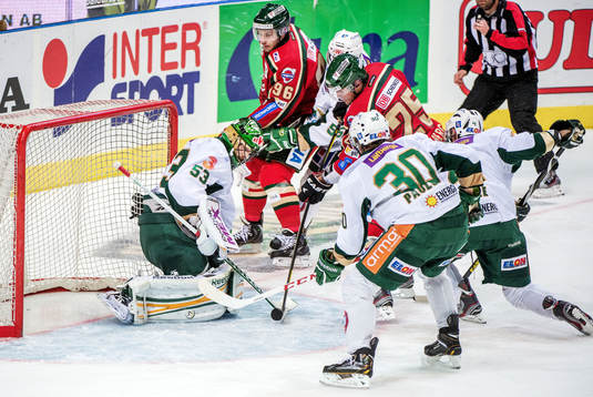 Viktor Stålberg, Frölunda, jobbar framför Alexander