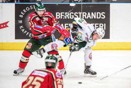 Matt Duchene, Frölunda, tacklar Patrik Lundh, Färjestad