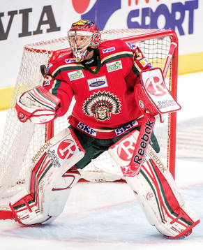 Julius Hudacek, målvakt, Frölunda, fångar pucken i