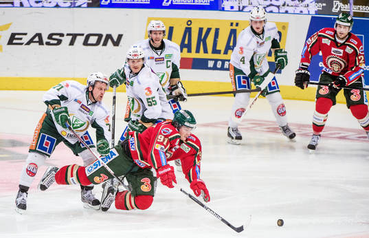 Matt Duchene, Frölunda, fälls av Christian Berglund,