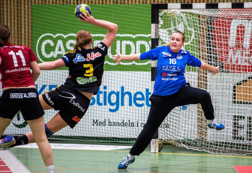 Linn Blohm, Sävehof, hoppar in och skjuter mot Alexandra