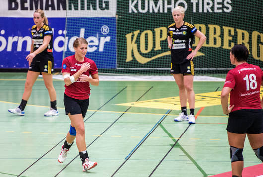 Sandra Kvarnström, Heid, får ont i axeln och lämnar
