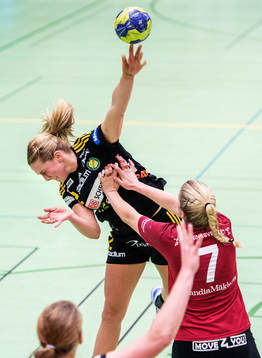 Martina Adamsson Jensen, Sävehof, får en knuff i