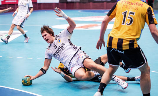 Lars Bernhardsson, Redbergslid, dras ner i ett anfall