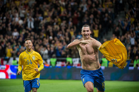 Zlatan Ibrahimovic sliter av sig tröjan i jubel