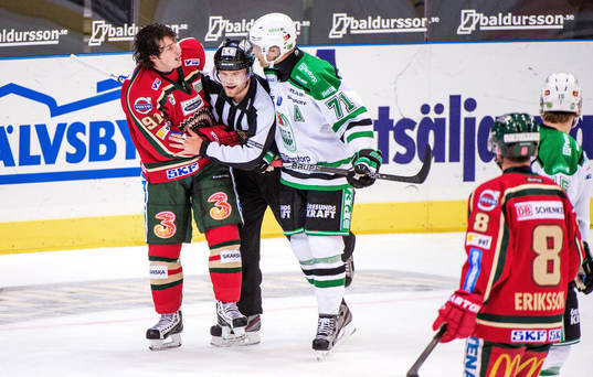Matt Duchene, Frölunda, snackar med Mathias Tjärnqvist,