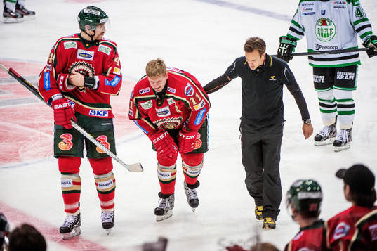 Per-Johan Axelsson, Frölunda, lämnar isen