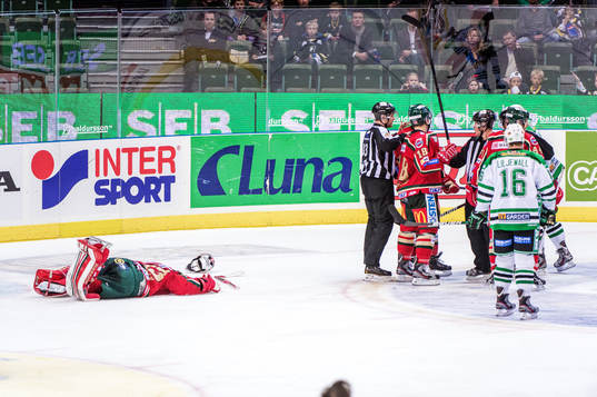 Julius Hudacek, målvakt, Frölunda, blir liggande