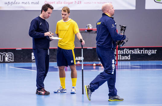 Jan-Erik Vaara, förbundskapten Sverige, pratar med Isaac