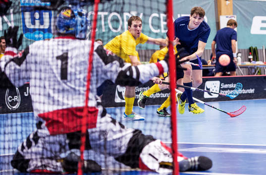 Mattias Samuelsson, Sverige, skjuter men missar målet