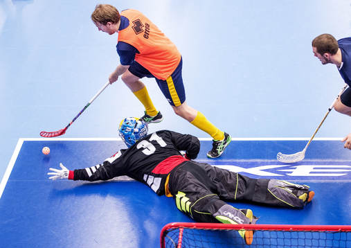 Johan Samuelsson, försöker gå runt Viktor Klintsten,