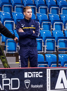 Henrik Stenberg, Sverige, följer träningen från sidan av